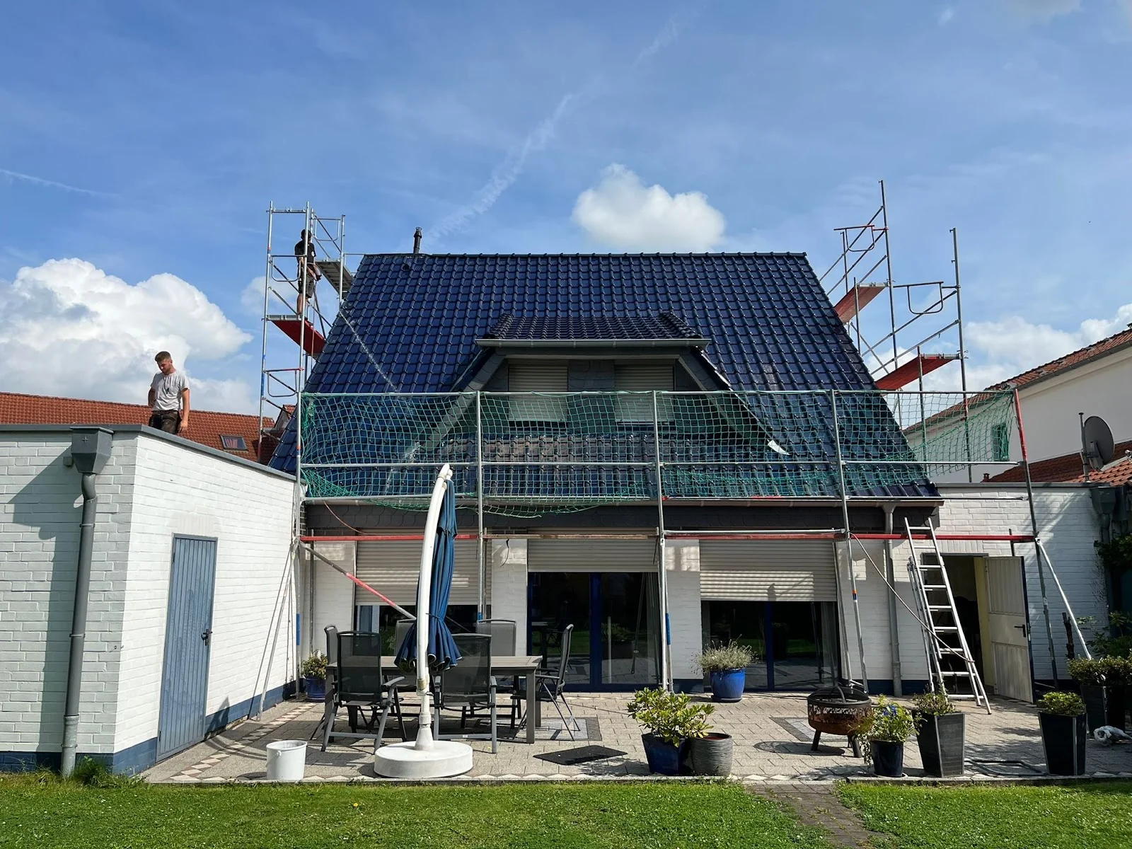 Welker Bedachungen — Komplettsanierung Steildach mit eingerüstetem Wohnhaus